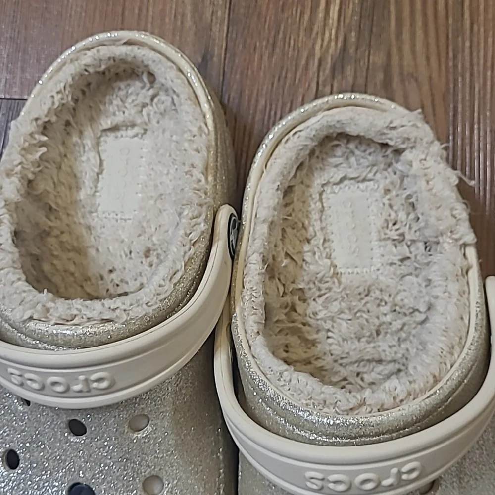CROCS Kids Glittery Silver Slippers with Fun Charms used good‎ condition. zise 3